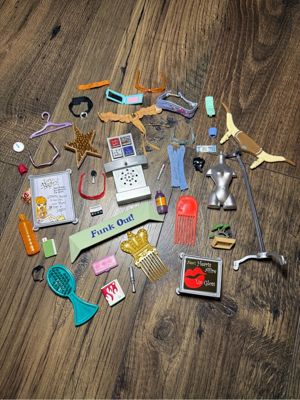 VTG Bratz Fashion Doll Accessories Lot Sunglass Brush Comb Doll Stand 41 pieces